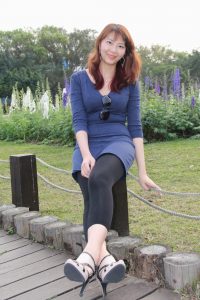 李鸽鸽穿黑色裤袜再公园摆出各种姿势