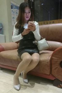 穿肉丝袜高跟鞋在大堂等人的长发少妇