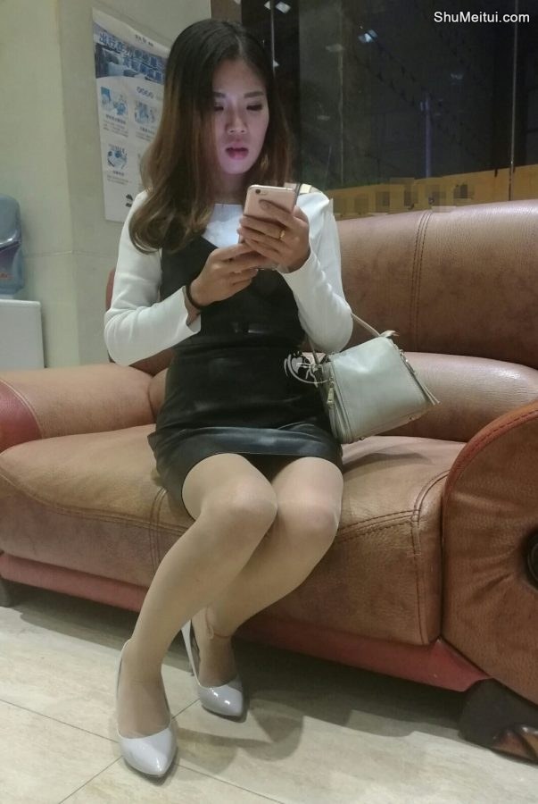 穿肉丝袜高跟鞋在大堂等人的长发少妇[第4张/共7张]