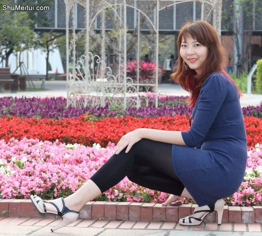 李鸽鸽穿黑色裤袜再公园摆出各种姿势[第2张/共16张]