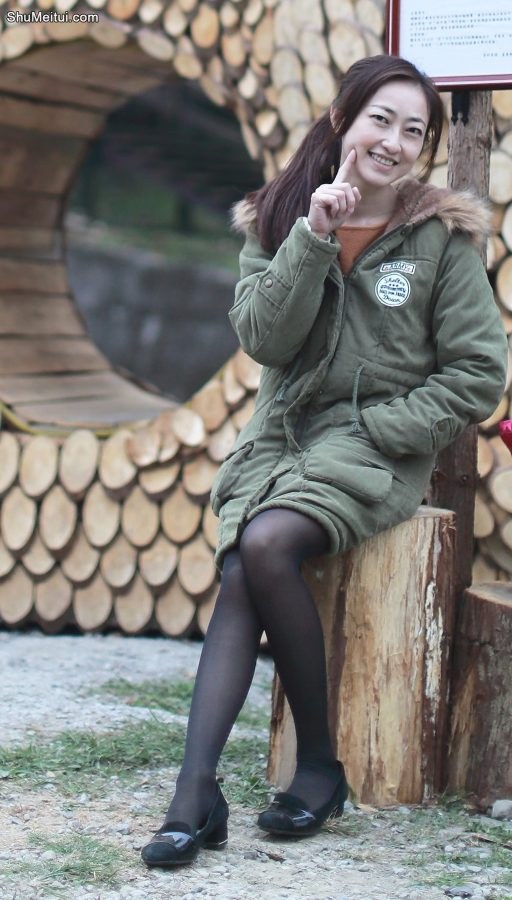 林芳芳天气寒冷时穿上黑丝保暖[第2张/共3张]