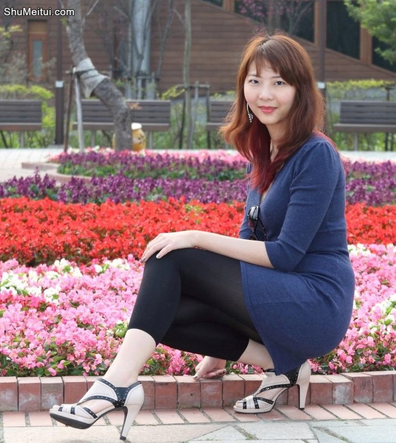 李鸽鸽穿黑色裤袜再公园摆出各种姿势[第1张/共16张]