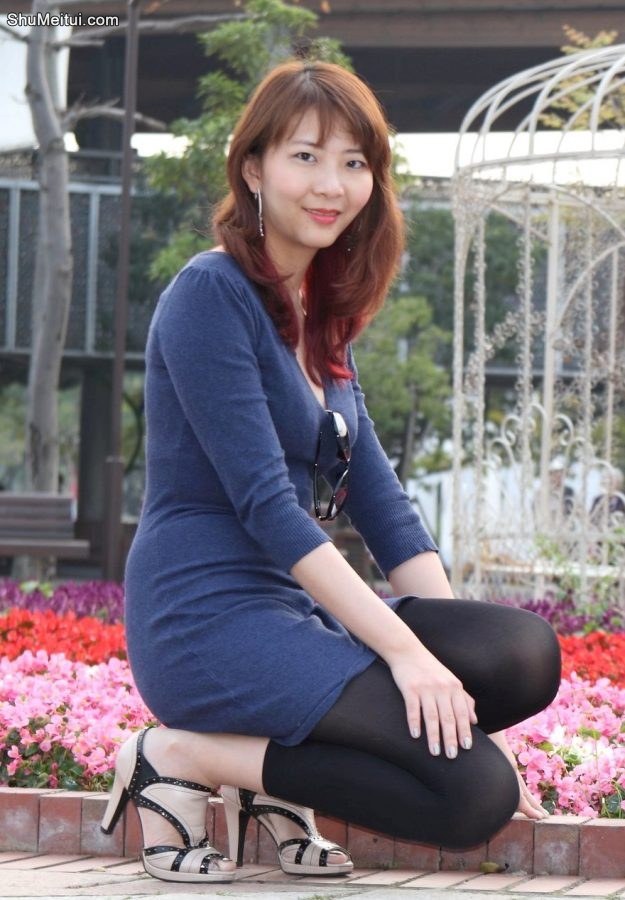 李鸽鸽穿黑色裤袜再公园摆出各种姿势[第3张/共16张]