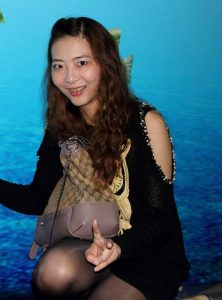 李鸽鸽蹲在地上展示充满光泽的黑丝袜