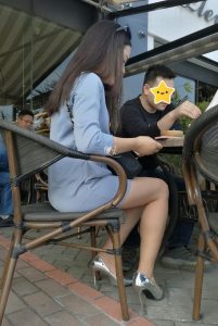 街上拍在路边吃东西的时尚美女 脚上穿了漂亮的金属高跟鞋