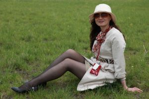 成熟大气的伊人姐在草地上展示黑丝腿