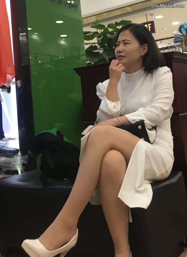 逛商场累了翘二郎腿休息的气质美妇[第7张/共9张]