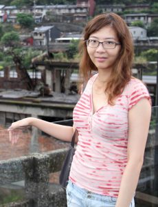 李鸽鸽穿低胸T恤展示优美曲线