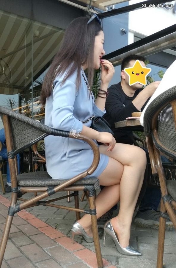 街上拍在路边吃东西的时尚美女 脚上穿了漂亮的金属高跟鞋[第1张/共5张]