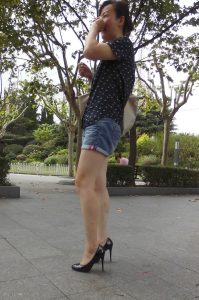 在公园长椅上休息的白腿大姐 细高跟好看腿又白