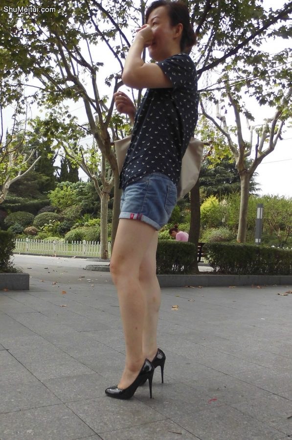 在公园长椅上休息的白腿大姐 细高跟好看腿又白[第6张/共8张]