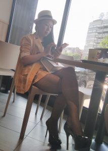 在KFC抓拍一名穿黑色渔网袜恨天高的气质大姐