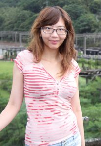 李鸽鸽穿低胸T恤展示优美曲线