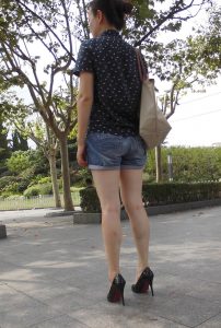 在公园长椅上休息的白腿大姐 细高跟好看腿又白