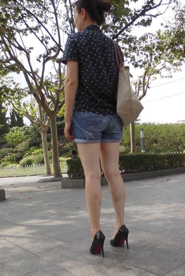 在公园长椅上休息的白腿大姐 细高跟好看腿又白[第7张/共8张]