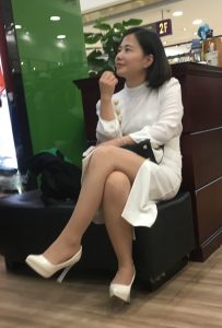 逛商场累了翘二郎腿休息的气质美妇