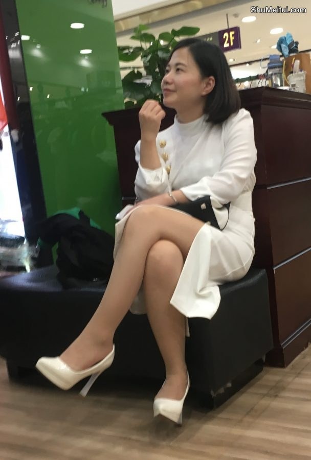 逛商场累了翘二郎腿休息的气质美妇[第6张/共9张]