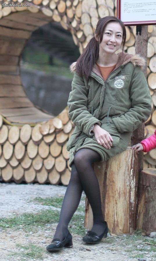 林芳芳天气寒冷时穿上黑丝保暖[第1张/共3张]