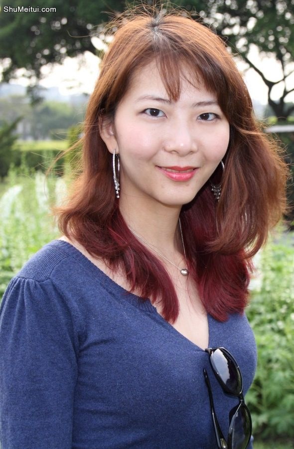 李鸽鸽穿黑色裤袜再公园摆出各种姿势[第11张/共16张]