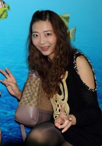 李鸽鸽蹲在地上展示充满光泽的黑丝袜