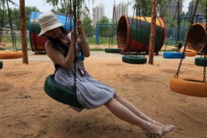 伊人姐穿肉丝袜凉鞋玩秋千