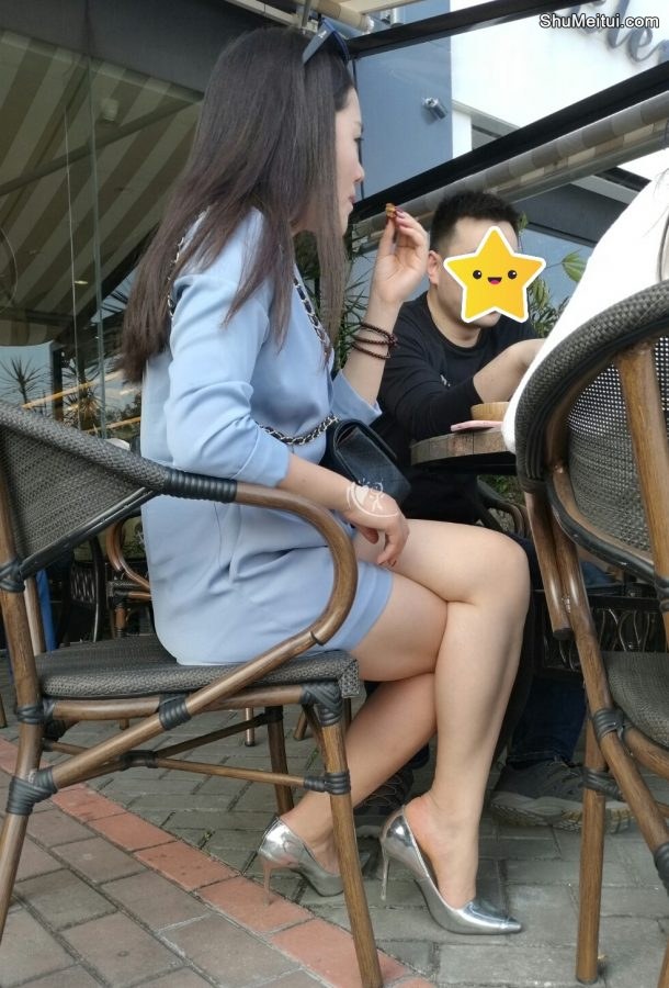 街上拍在路边吃东西的时尚美女 脚上穿了漂亮的金属高跟鞋[第2张/共5张]