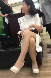 逛商场累了翘二郎腿休息的气质美妇