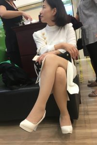 逛商场累了翘二郎腿休息的气质美妇