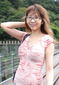 李鸽鸽穿低胸T恤展示优美曲线