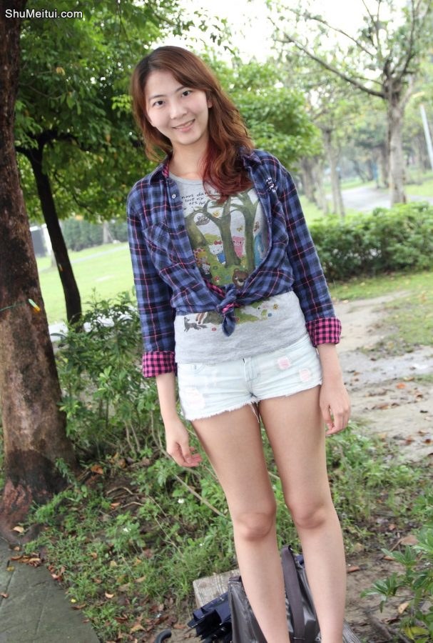 李鸽鸽牛仔超短裤下白皙的美腿[第4张/共4张]