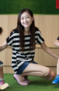 长直发美姐游乐场里的热裤棉袜子