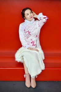 江南气质女子这次穿上了肉色丝袜