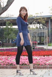 李鸽鸽穿黑色裤袜再公园摆出各种姿势