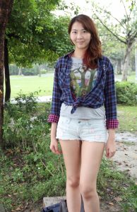 李鸽鸽牛仔超短裤下白皙的美腿