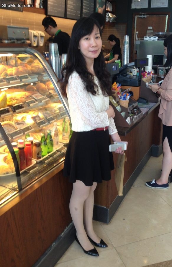 在蛋糕店里穿丝袜高跟留影的邻家姐姐[第1张/共2张]