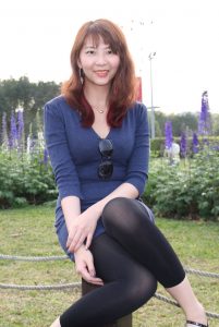 李鸽鸽穿黑色裤袜再公园摆出各种姿势