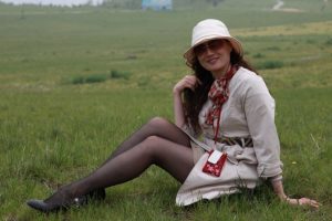 成熟大气的伊人姐在草地上展示黑丝腿