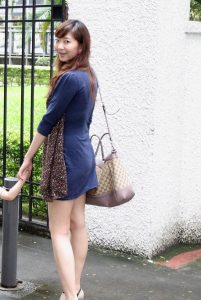 李鸽鸽夏日里穿紧身短裙秀美腿