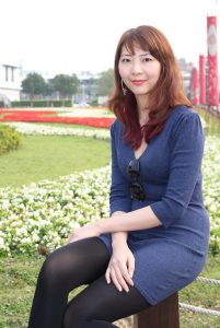 李鸽鸽穿黑色裤袜再公园摆出各种姿势