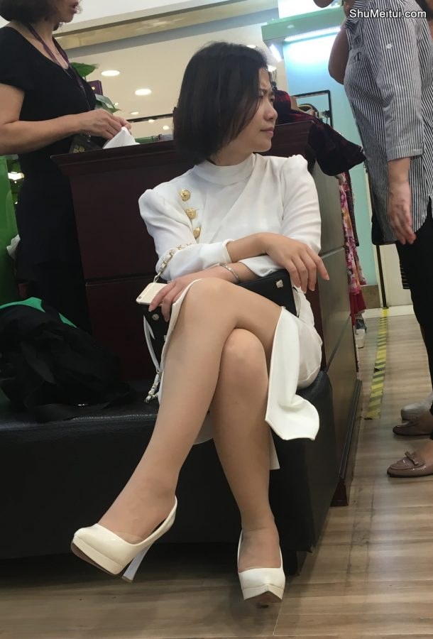 逛商场累了翘二郎腿休息的气质美妇[第8张/共9张]