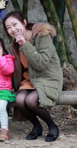 林芳芳天气寒冷时穿上黑丝保暖