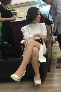 逛商场累了翘二郎腿休息的气质美妇