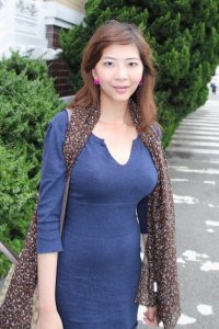 李鸽鸽夏日里穿紧身短裙秀美腿