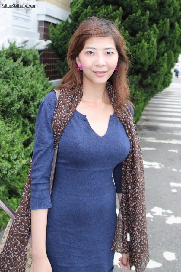 李鸽鸽夏日里穿紧身短裙秀美腿[第7张/共8张]