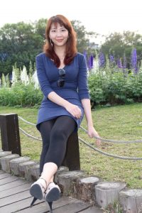 李鸽鸽穿黑色裤袜再公园摆出各种姿势