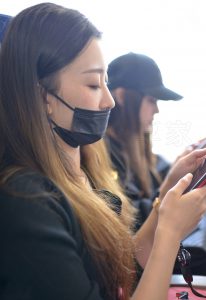 在高铁上偶遇戴口罩的美女 睡觉的时候把高跟鞋脱了露出丝脚