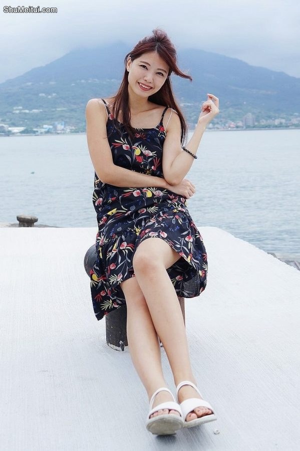 人妻CC姐海岸边拍照片脚趾涂了红色指甲油[第1张/共50张]