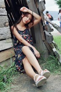 人妻CC姐海岸边拍照片脚趾涂了红色指甲油