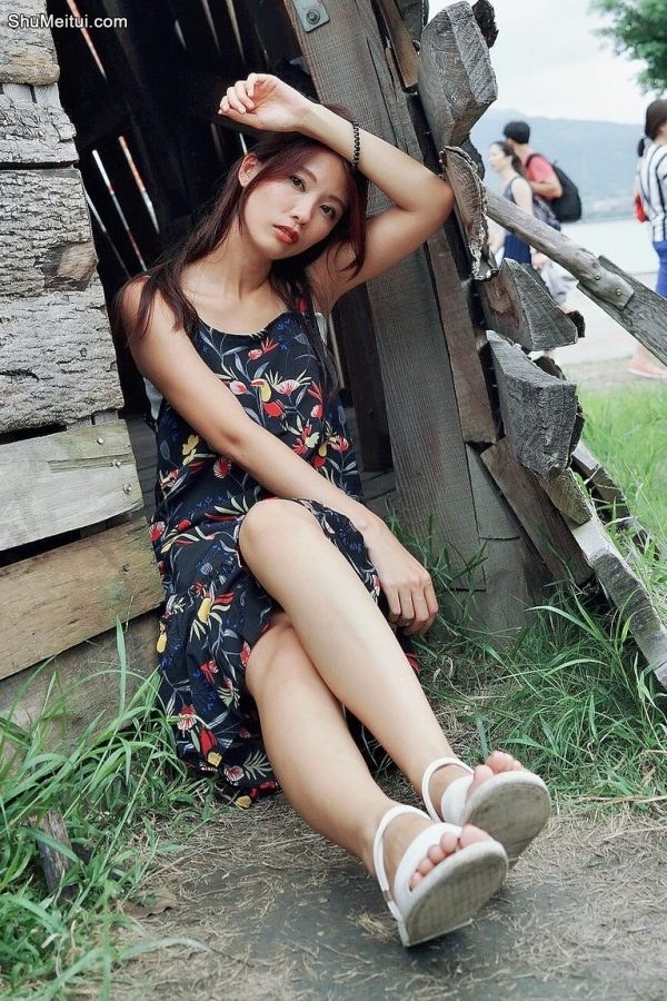 人妻CC姐海岸边拍照片脚趾涂了红色指甲油[第30张/共50张]