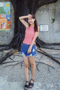 美腿姐姐穿超短牛仔短裤秀美腿